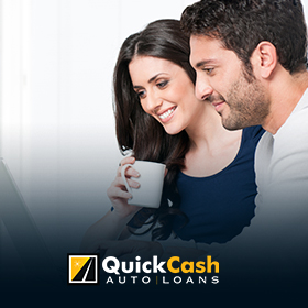 Picture of a Couple Navigating the Quick Cash Auto Loan Website in Spanish